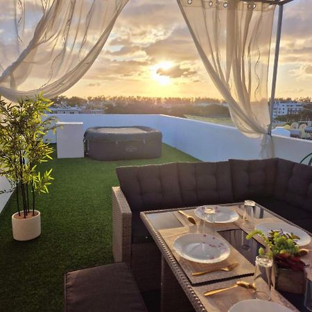 Skyview Apartment- Rooftop Penthouse With Sunset & Sea Views Flic-en-Flacq Exteriér fotografie