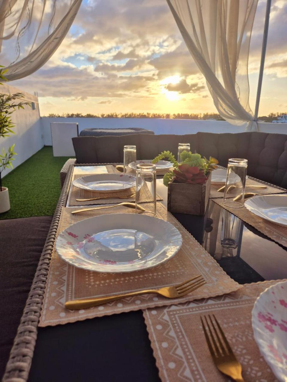 Skyview Apartment- Rooftop Penthouse With Sunset & Sea Views Flic-en-Flacq Exteriér fotografie