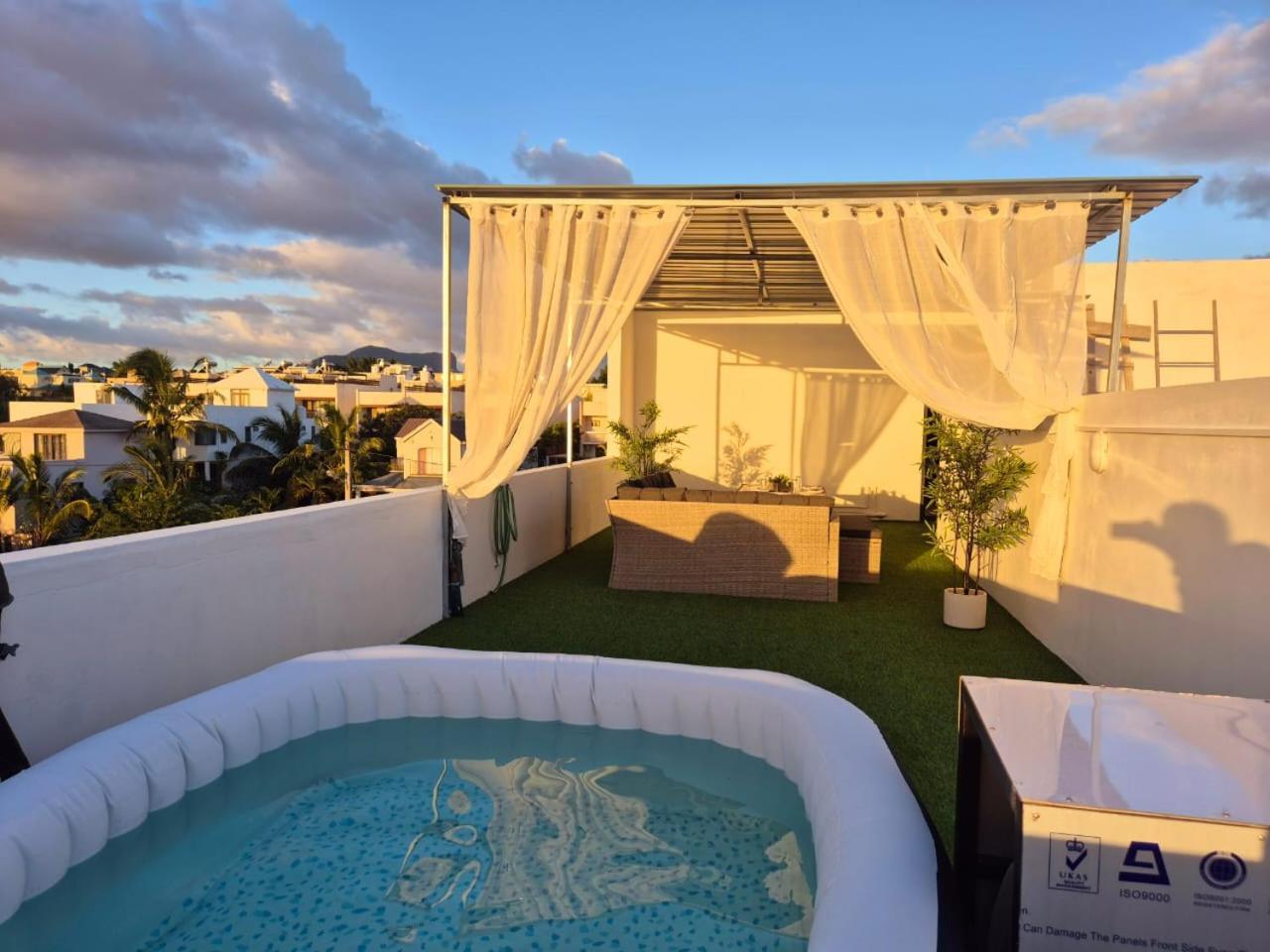Skyview Apartment- Rooftop Penthouse With Sunset & Sea Views Flic-en-Flacq Exteriér fotografie