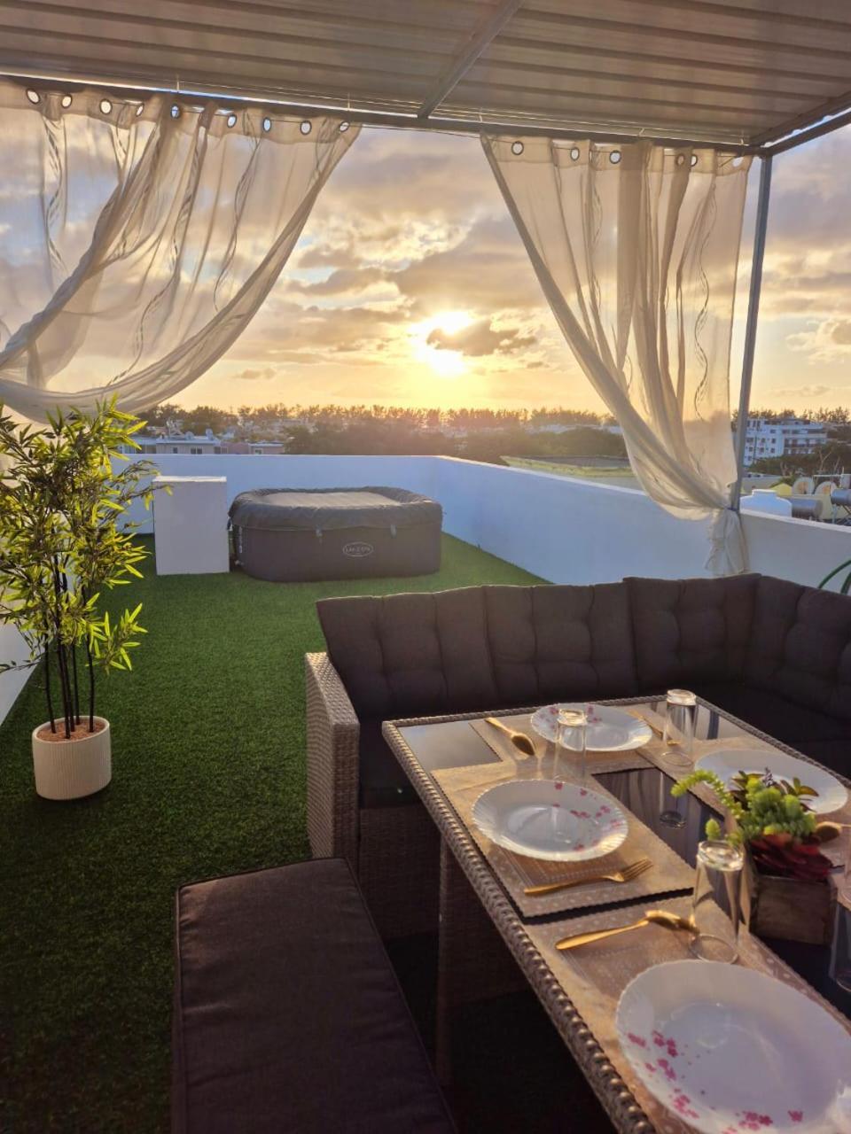 Skyview Apartment- Rooftop Penthouse With Sunset & Sea Views Flic-en-Flacq Exteriér fotografie