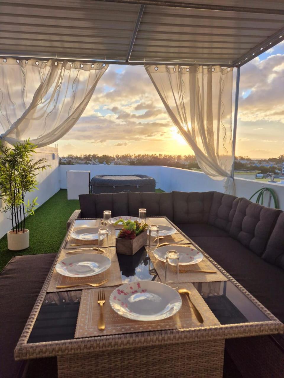 Skyview Apartment- Rooftop Penthouse With Sunset & Sea Views Flic-en-Flacq Exteriér fotografie