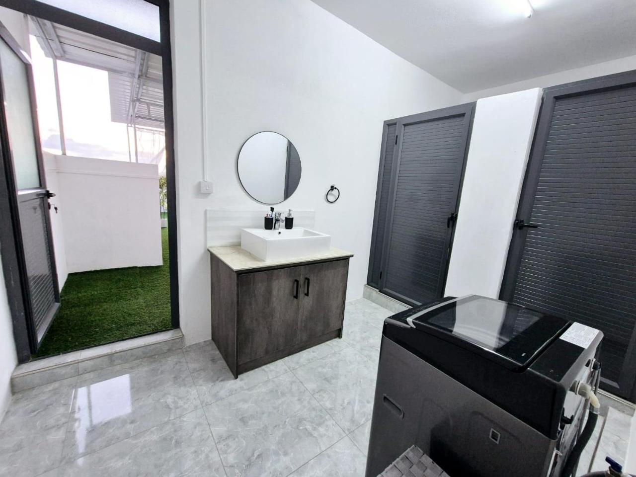 Skyview Apartment- Rooftop Penthouse With Sunset & Sea Views Flic-en-Flacq Exteriér fotografie