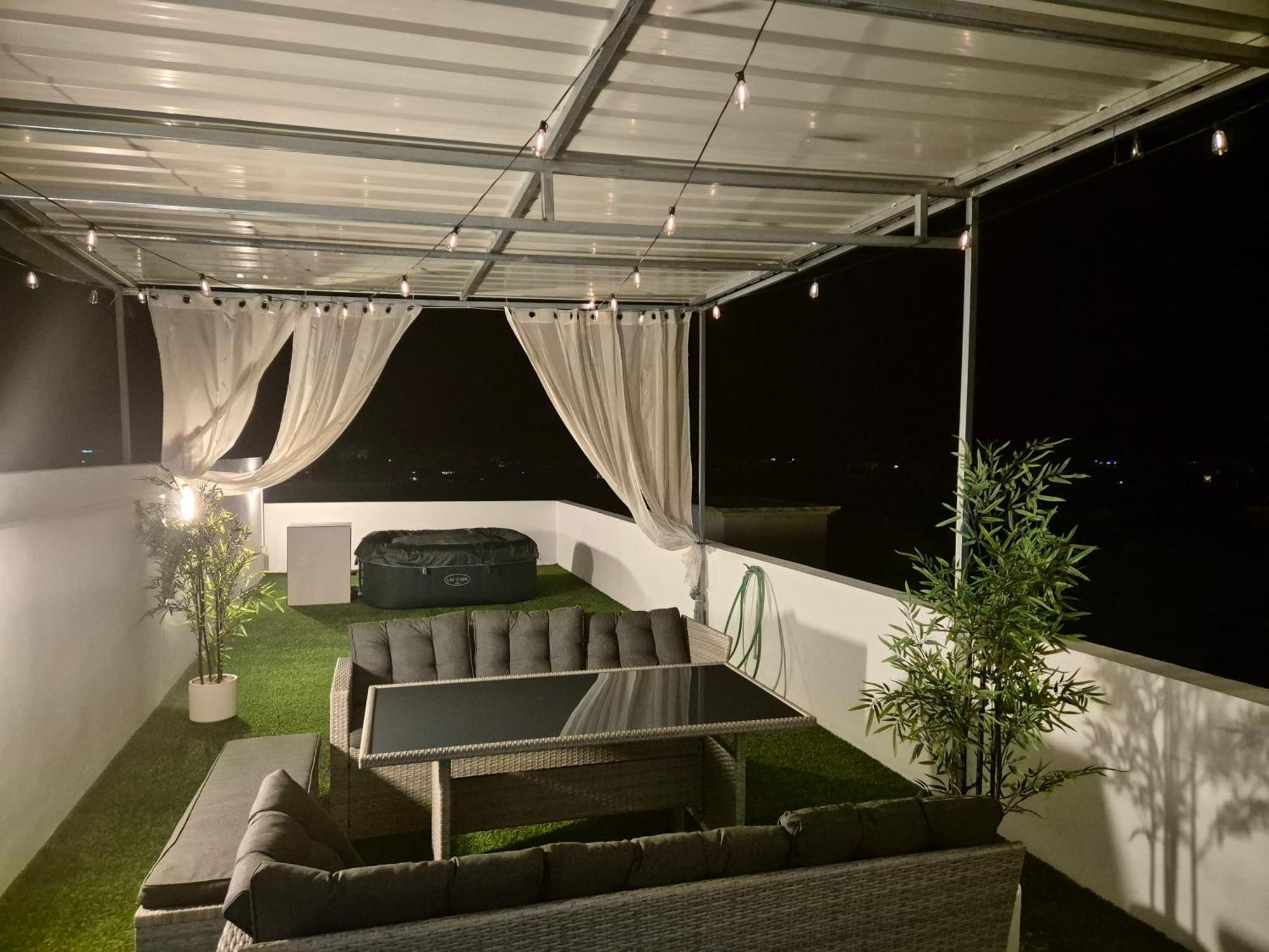 Skyview Apartment- Rooftop Penthouse With Sunset & Sea Views Flic-en-Flacq Exteriér fotografie